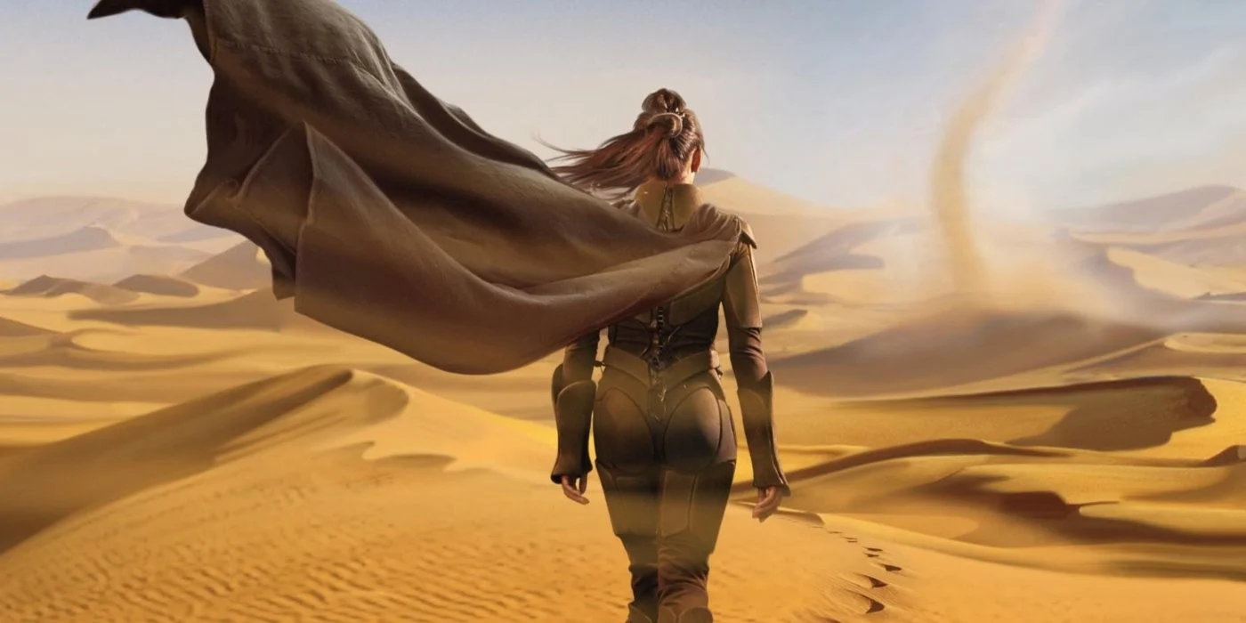 Salah satu karakter film Dune dengan latar belakang padang pasir gersang.